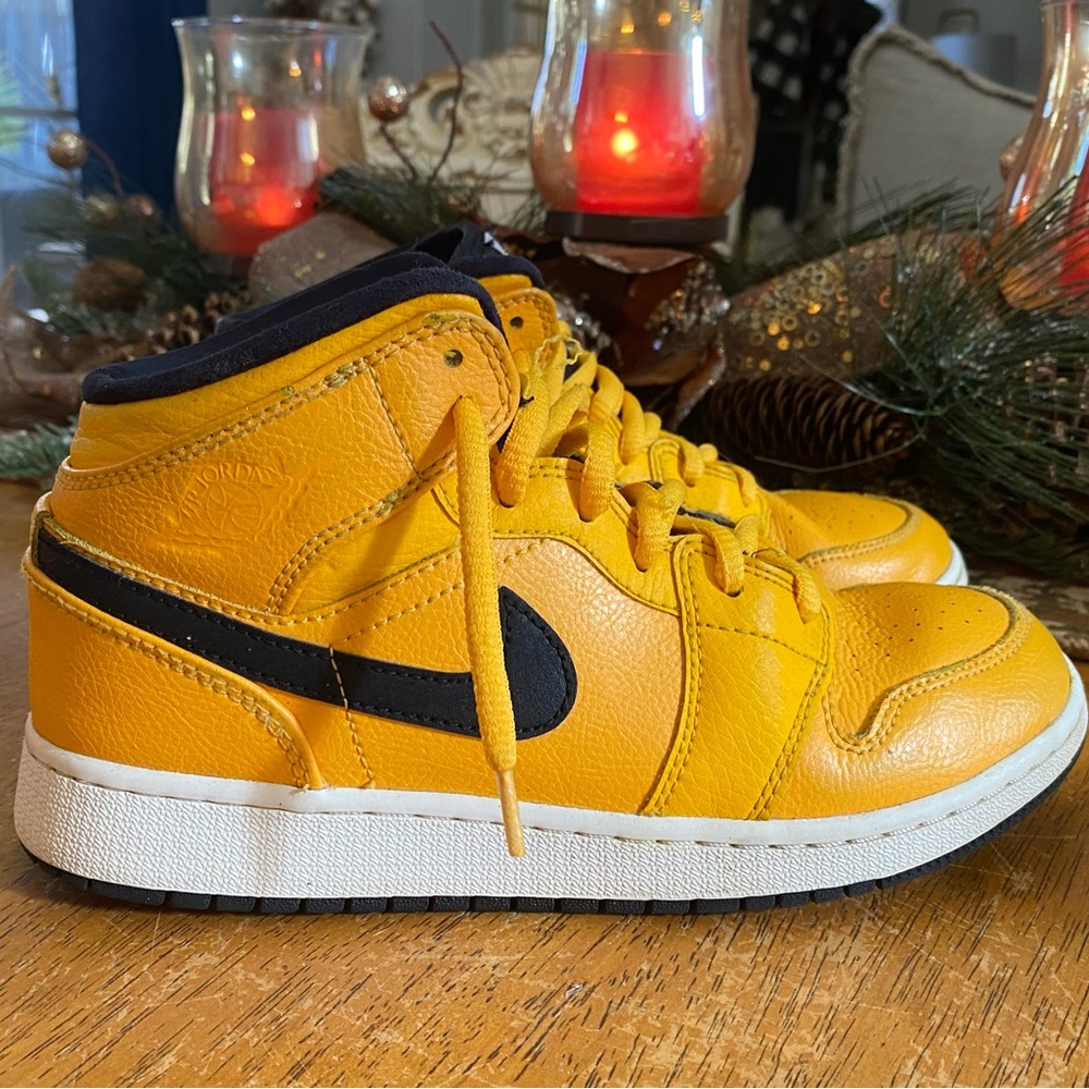 Nike Youth Air Jordan 1 Mids Size 4.5